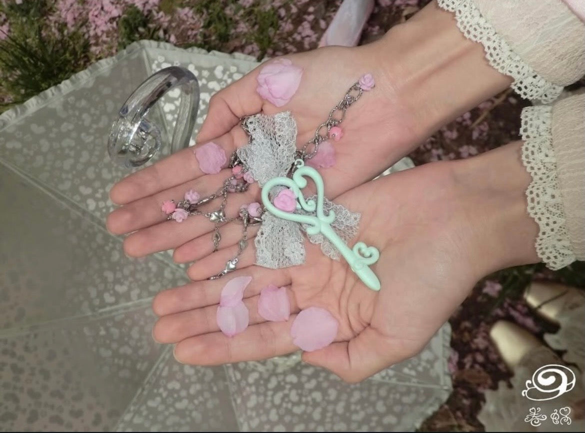 卷蜗Cream roll snail / Rose Vine Key Necklace